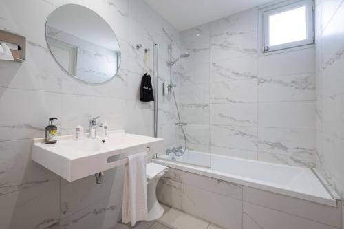 Koupelna v ubytování Cit'Hotel Logis De Brou, Bourg en Bresse