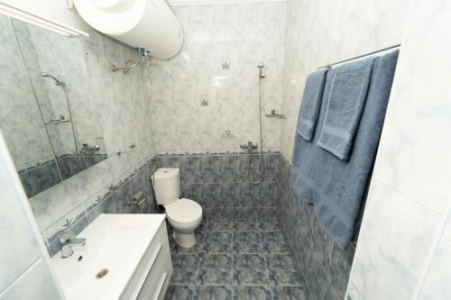 ブルガスにあるСлънце и море Бургасのバスルーム(トイレ、洗面台、シャワー付)