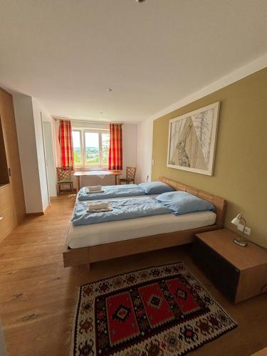Wallsee的住宿－Gasthof Hehenberger，一间卧室配有一张大床和地毯。