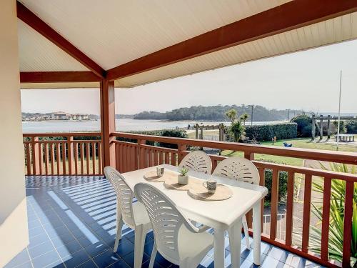 V-Marin 01-Vieux Boucau Appartement 4 personnes dans résidence avec piscine avec vue sur lac marin