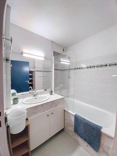 une salle de bain avec un lavabo, une baignoire et des toilettes dans l'établissement V-Marin 01-Vieux Boucau Appartement 4 personnes dans résidence avec piscine avec vue sur lac marin, à Vieux-Boucau-les-Bains