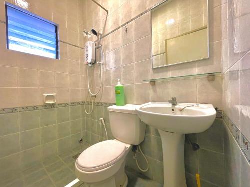 a bathroom with a toilet and a sink at Relax Home 4-8 Pax Sunway Lagoon & Sunway Pyramid in Kampong Penaga