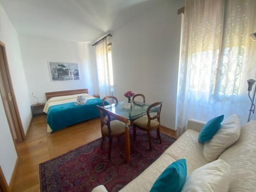 a living room with a table and a bed at Piazza del Popolo - Attico in Rome