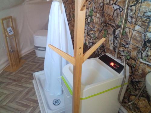 bagno con lavandino e tenda doccia di Podere Kiri Dome Experience a Decimomannu