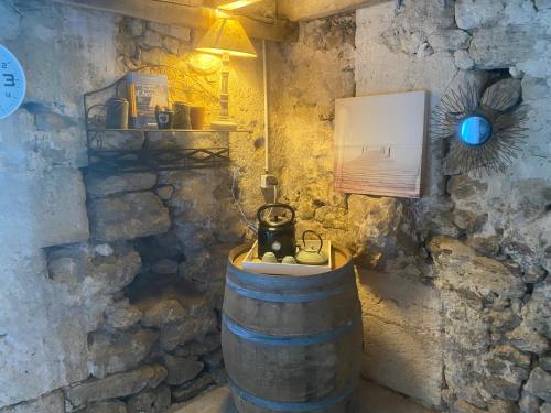 une pièce avec un tonneau avec une lampe dessus dans l'établissement Gîte l’aroma, à Faleyras