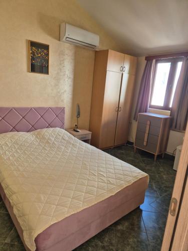 เตียงในห้องที่ Mali Miločer Bay Accommodation