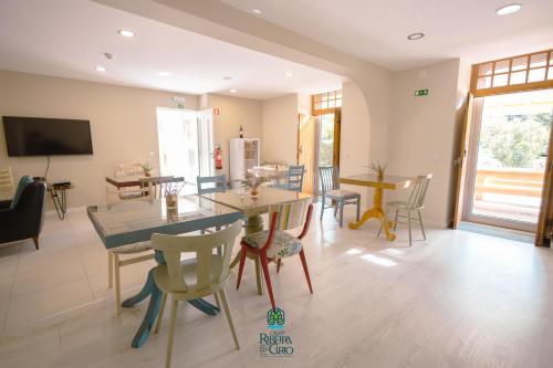 un soggiorno con tavolo e sedie di Casa da Ribeira do Círio a Seia