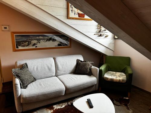 Maison Tatà في أَويستا: غرفة معيشة مع أريكة وكرسي