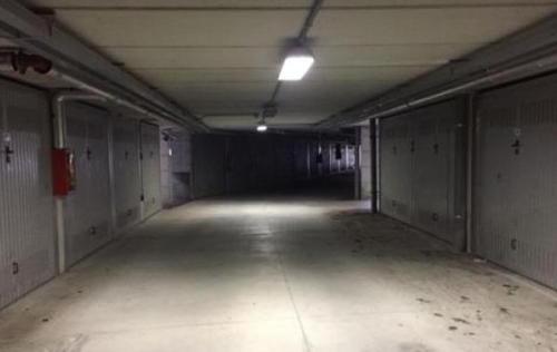 un garage vuoto con luce sul soffitto di Economic transitional room a Cerignola