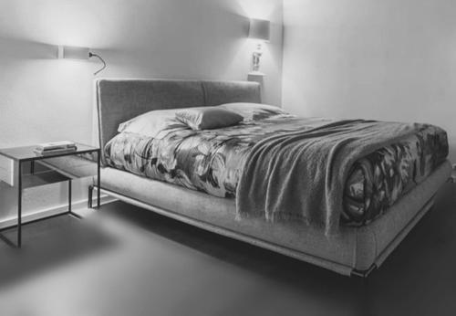 un letto in una camera con tavolo e divano di Economic transitional room a Cerignola