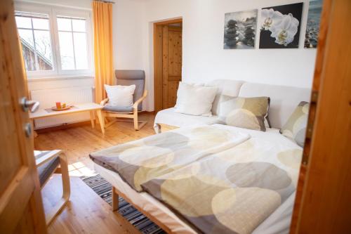 - une chambre avec un lit et un canapé dans l'établissement Ferienhaus Nuova Via, à Griffen