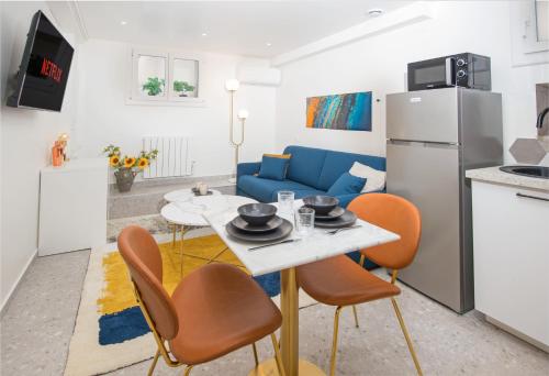 une cuisine et un salon avec une table et des chaises dans l'établissement Le Valrose Cocon Urbain au cœur de Nice Souplex, à Nice