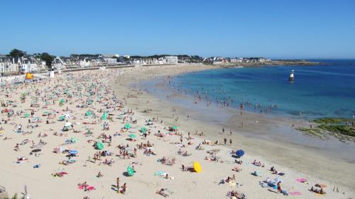 a large group of people on a beach at Albatros in Quiberon