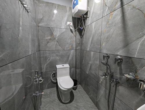 uma casa de banho com um WC e um chuveiro em HOTEL ENCANTO IMPHAL em Imphal