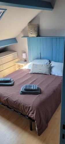 1 cama grande con 2 toallas encima en Gite de mer proche Pornic 6 personnes, en La Bernerie-en-Retz