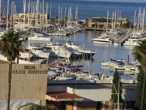 a bunch of boats docked in a marina at Luz del Mar - vis-à-vis Yachthafen in Denia