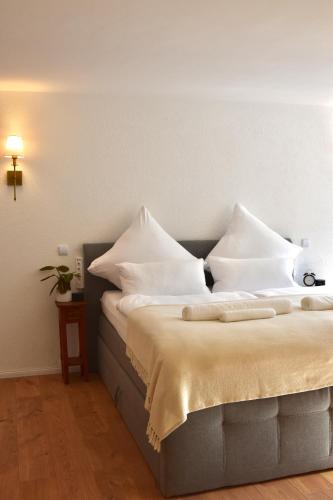 Postel nebo postele na pokoji v ubytování Ferienwohnung Waldborn-Suite an der Mosel