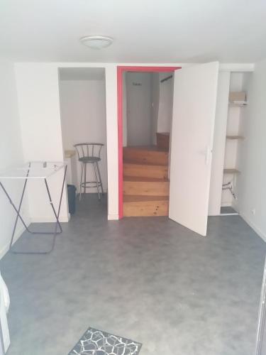 une chambre avec une porte, une table et des chaises dans l'établissement Appartement entier idéal VTT, à Digne-Les-Bains