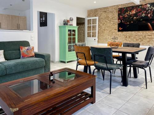 un salon avec un canapé et une table dans l'établissement Le Chaume, à Bernières-sur-Mer