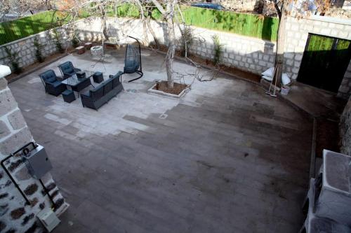 an aerial view of a patio with chairs and a tree at Burhan bey konagı in Aksaray