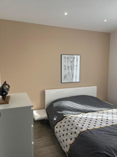 - une chambre avec un lit et un bureau blanc dans l'établissement Logement privé à proximité du Mont Ventoux, à Carpentras