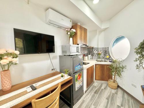 una pequeña cocina con encimera y nevera en Harmony Home Lakeside-Modern-Balcony, en Hanói