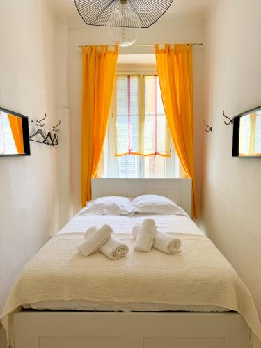 une chambre avec un lit avec deux serviettes dessus dans l'établissement L'Échappée de Nice Riviera I Centre-ville I Climatisé I Proche Gare et Plage I Idéal Couple et Famille, à Nice