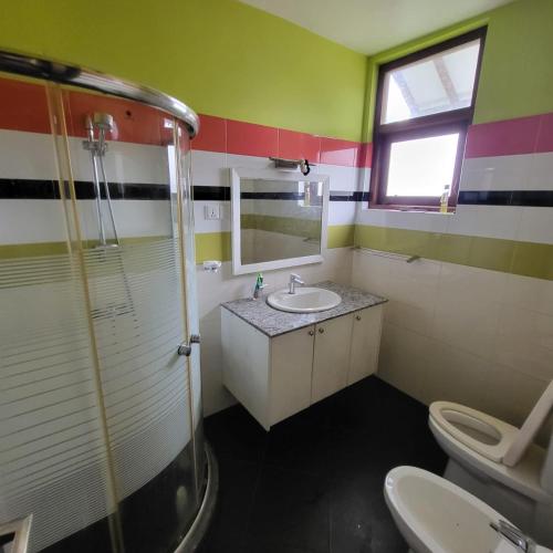 La salle de bains est pourvue d'un lavabo, d'une douche et de toilettes. dans l'établissement Quin Villa, à Katukurunda-Kalutara