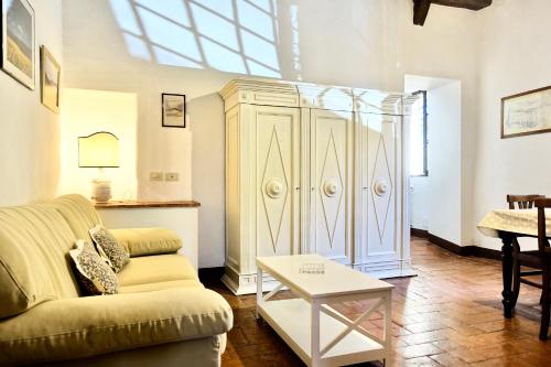 ein Wohnzimmer mit einem Sofa und einem Schrank in der Unterkunft Agriturismo Villa Buonsignori in Corsano