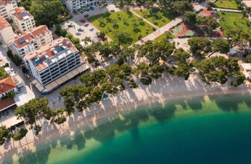 una vista aerea su una spiaggia e sull'acqua di Luxury apartment Alexandar a Makarska