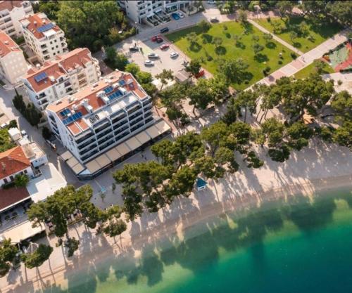 uma vista aérea de um edifício junto à água em Luxury apartment in Hotel em Makarska