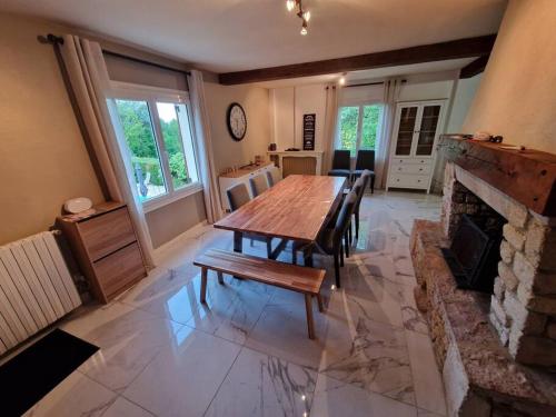 une salle à manger avec une table et une cheminée dans l'établissement House with swimming pool, sleeps 12, à Sarlat-la-Canéda