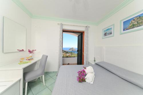 Villa Eleonora, un angolo di Paradiso ad Ischiaにあるベッド