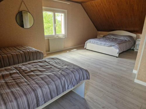 une chambre avec deux lits et une fenêtre dans l'établissement House with swimming pool, sleeps 12, à Sarlat-la-Canéda