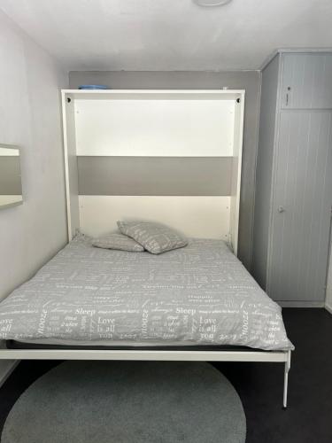 een bed in een kleine kamer met een matras bij Studio Lac Noir in Chandolin