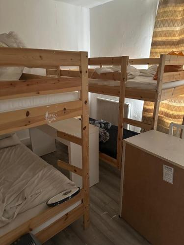 Una cama o camas cuchetas en una habitación  de Chatham Cozy House