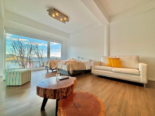sala de estar con sofá y mesa en Turek Residences en Ushuaia