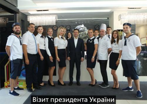 een groep mensen in uniform die poseren voor een foto bij NEMO Hotel Resort & SPA in Odessa