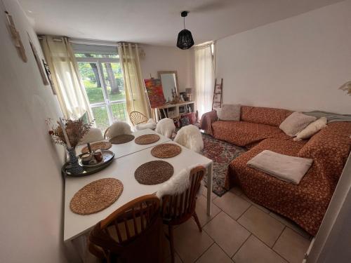 un salon avec un canapé et une table dans l'établissement Appartement familiale proche château de Fontainebleau, à Avon
