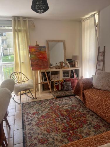 - un salon avec un canapé et un tableau dans l'établissement Appartement familiale proche château de Fontainebleau, à Avon