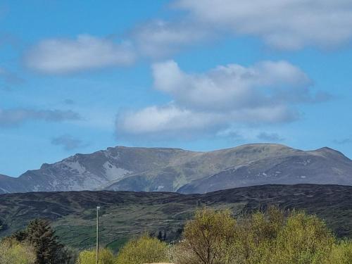 une vue sur une chaîne de montagnes avec des arbres au premier plan dans l'établissement Sliabh Liag View, à Kilcar