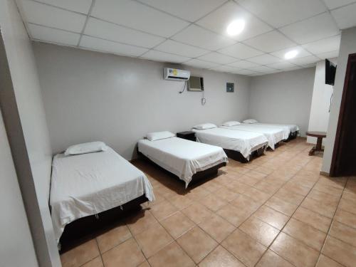 Een bed of bedden in een kamer bij hotel plaza mirage ch
