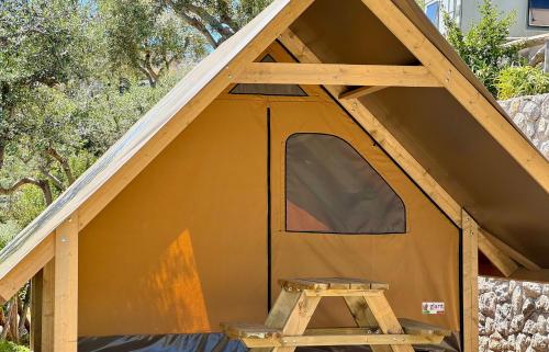 ein gelbes Zelt mit einem Hocker darin in der Unterkunft Hostel Santa Fortunata in Sorrent