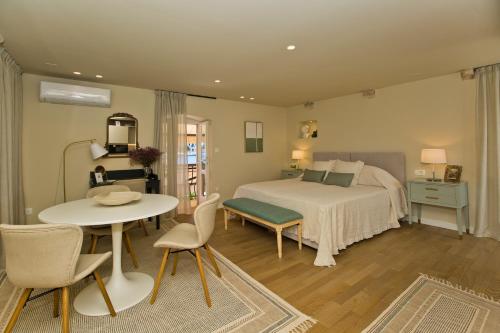 - une chambre avec un lit, une table et des chaises dans l'établissement Riva Yacht Hvar Town Apartment, à Hvar