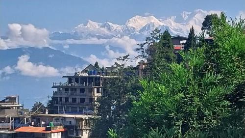 Blick auf eine Stadt mit Bergen im Hintergrund in der Unterkunft Vilasa Homestay in Darjeeling