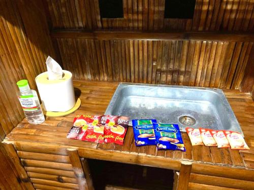 uma banheira com batatas fritas e um lavatório numa sauna em Catalinas Mini-Farm em Victoria