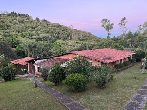 マイリンケにあるChácara condomínio Porta do Solの丘の上の赤い屋根の家