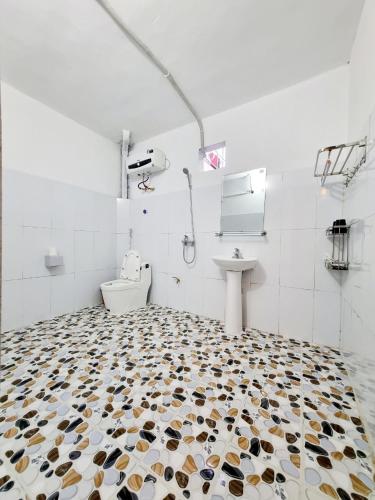 a bathroom with a toilet and a sink at Mam Da Homstay in Na Hang