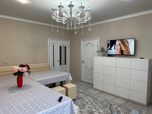 salon z telewizorem na ścianie w obiekcie Hostel Azamat w mieście Alamüdün