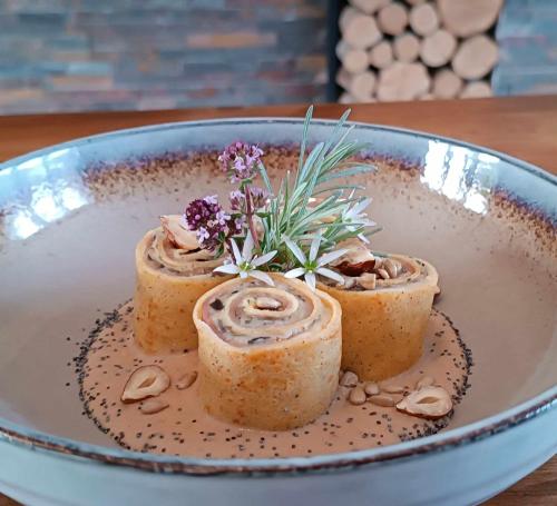 um prato de comida com flores em cima em Les Rêves de Baie de Somme Chambres d'hôtes , Table d'hôtes et Spa em Béhen